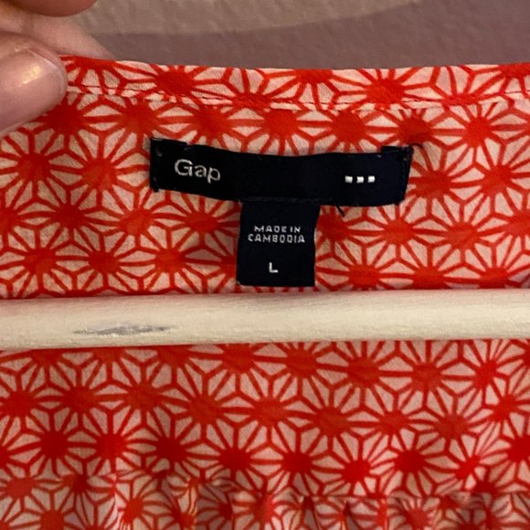 Gap Red Daisy Patterned Shell w/ Button and Ruffle - Picture 3 of 5